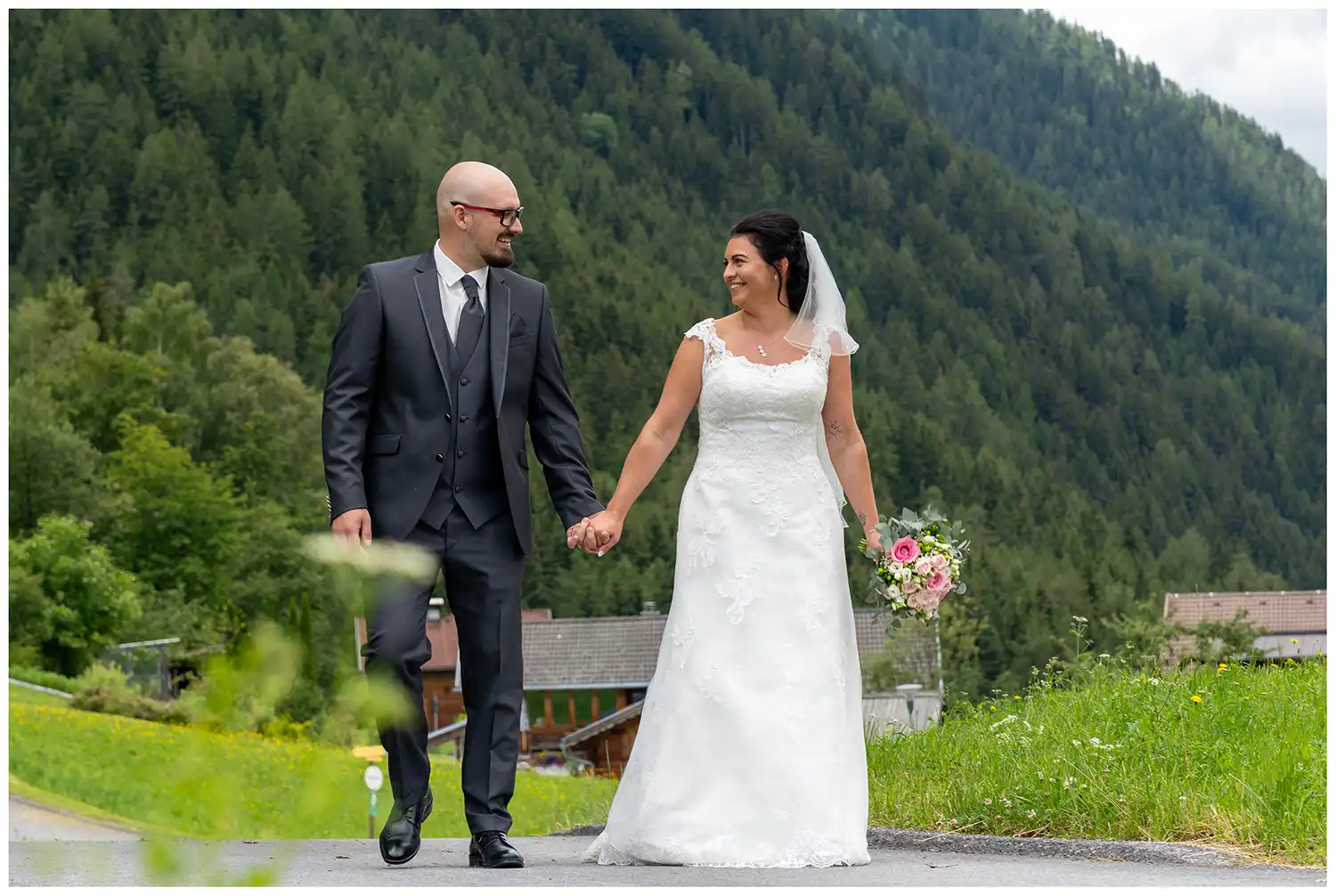 Brautpaar bei einer Destination Wedding in den Tiroler Alpen bei Innsbruck im sommerlichen Bergpanorama