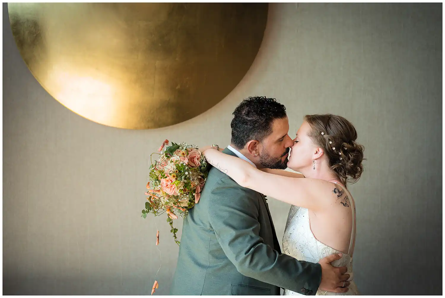 Brautpaar im Hotelfoyer nach der standesamtlichen Hochzeit