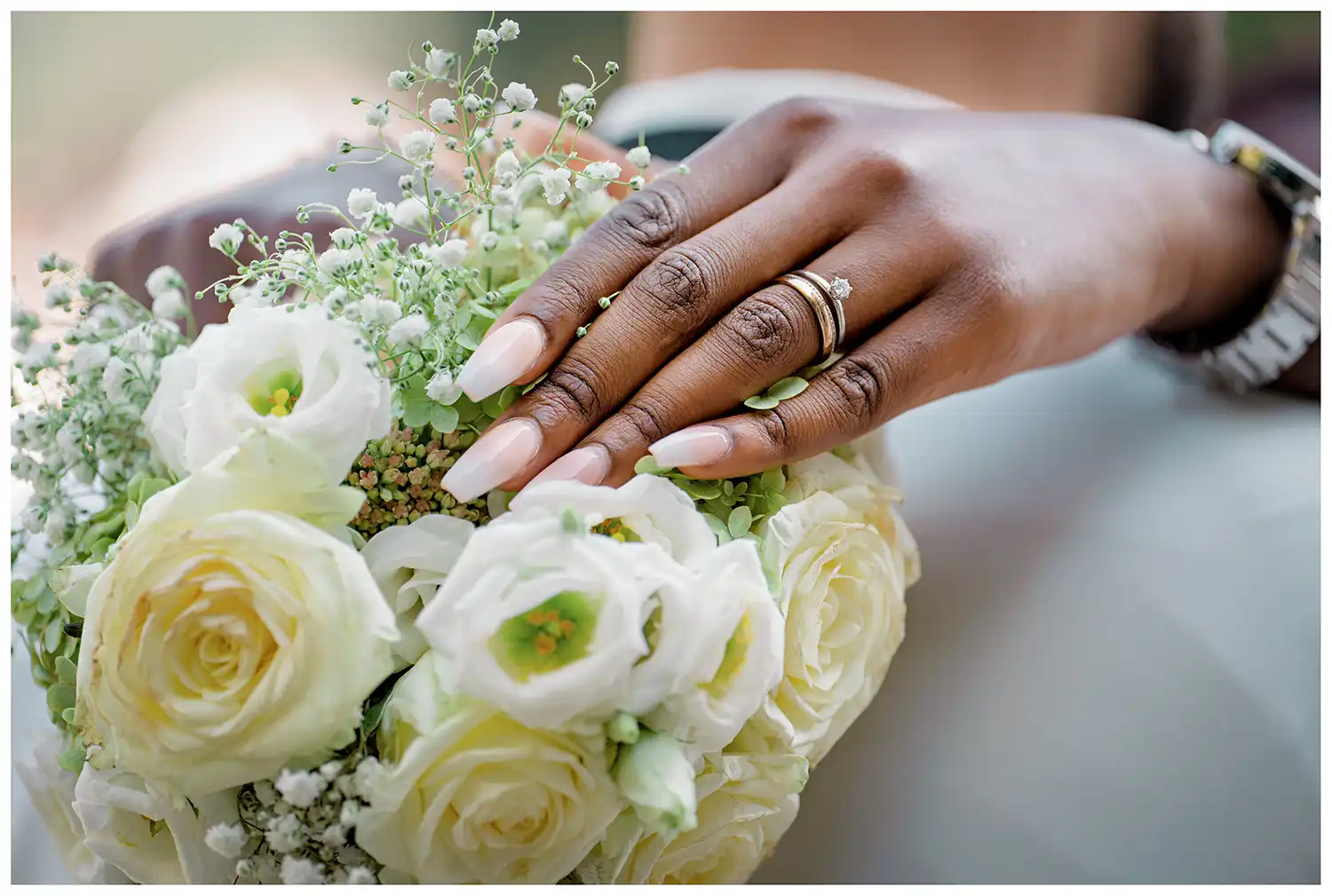 Dieses emotionale Hochzeitsfoto zeigt die Braut, wie sie den Bräutigam innig umarmt. Dabei sind der elegante Hochzeitsring, ihre Hand und ein wunderschöner Blumenstrauß sichtbar, die den Moment besonders persönlich und bedeutungsvoll wirken lassen. Die Szene im Kurpark Bad Überkingen strahlt Nähe, Liebe und echte Verbundenheit aus.