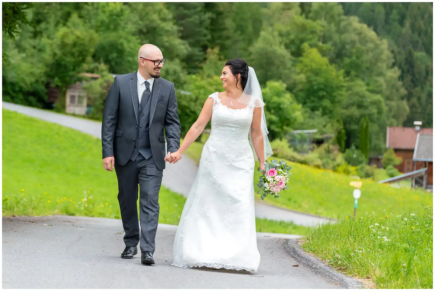 Brautpaar bei einer imposanten Destination Wedding in den Tiroler Alpen bei Innsbruck mit majestätischer Bergkulisse