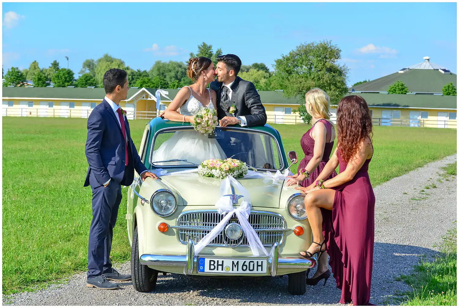 Brautpaar bei einem eleganten Hochzeitsfotoshooting an der Eventlocation SURUMU von Schloss Eberstein in Iffezheim an der Rennbahn