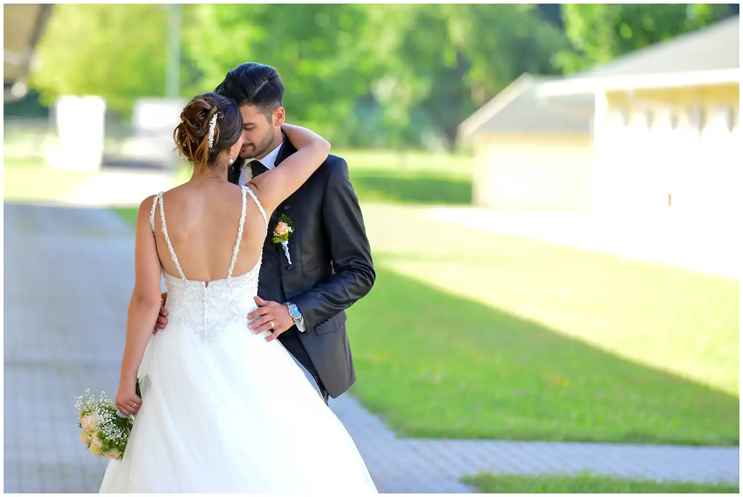 Hochzeitspaar bei einem eleganten Fotoshooting an der Eventlocation SURUMU in Iffezheim bei Baden-Baden