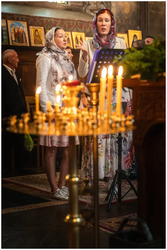 Zwei Sängerinnen tragen während der russisch-orthodoxen Hochzeitszeremonie ein traditionelles Lied vor.