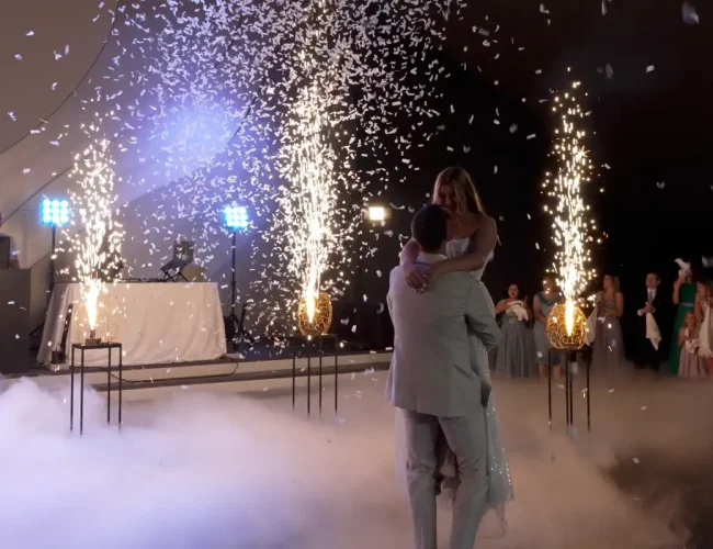 brautpaar-erster-hochzeitstanz-funkelnde-lichter